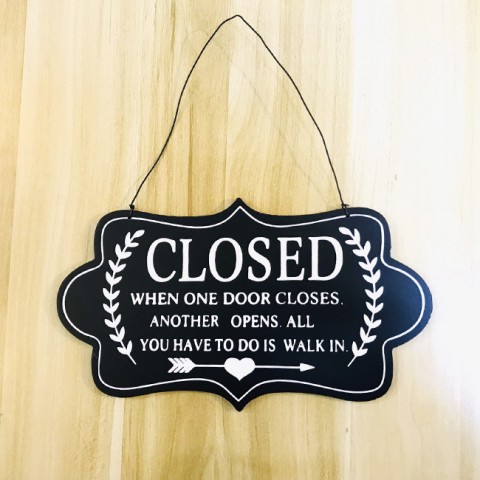 Biển treo cửa gỗ 2 mặt đen Open-Closed 