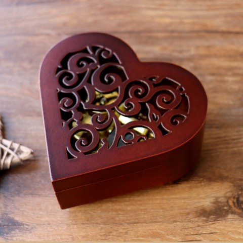 Hộp nhạc gỗ hình trái tim phong cách cổ điển