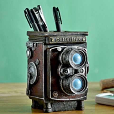 Ống đựng bút hình máy ảnh cổ điển