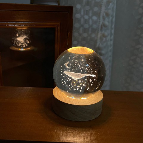 Đèn quả cầu pha lê 3D đế gỗ 8cm - Cá voi