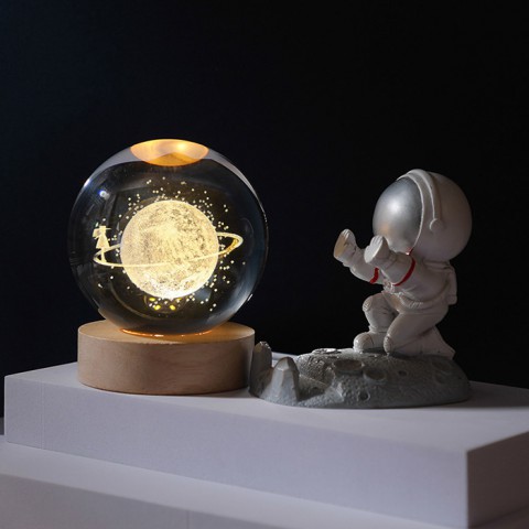 Đèn quả cầu pha lê 3D đế gỗ 8cm - Hành tinh nhỏ bé	