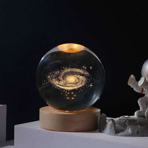 Đèn quả cầu pha lê 3D đế gỗ 8cm - Dải ngân hà
