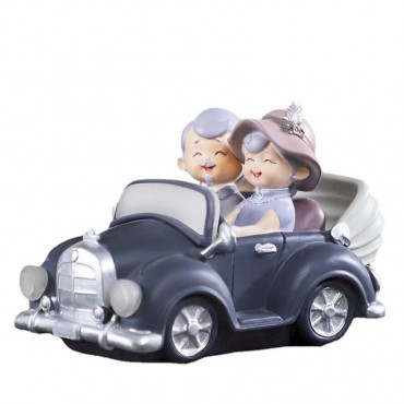 Tượng ông bà hiện đại - lái ô tô