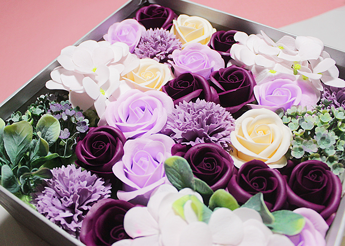 hộp hoa hồng sáp màu tím