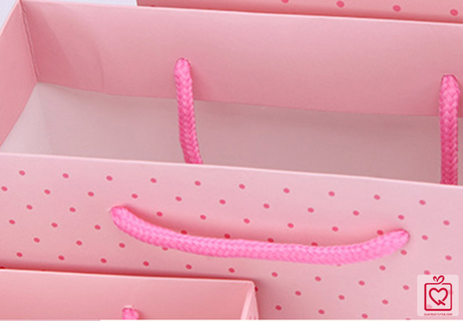 Túi giấy đựng quà chấm bi hồng