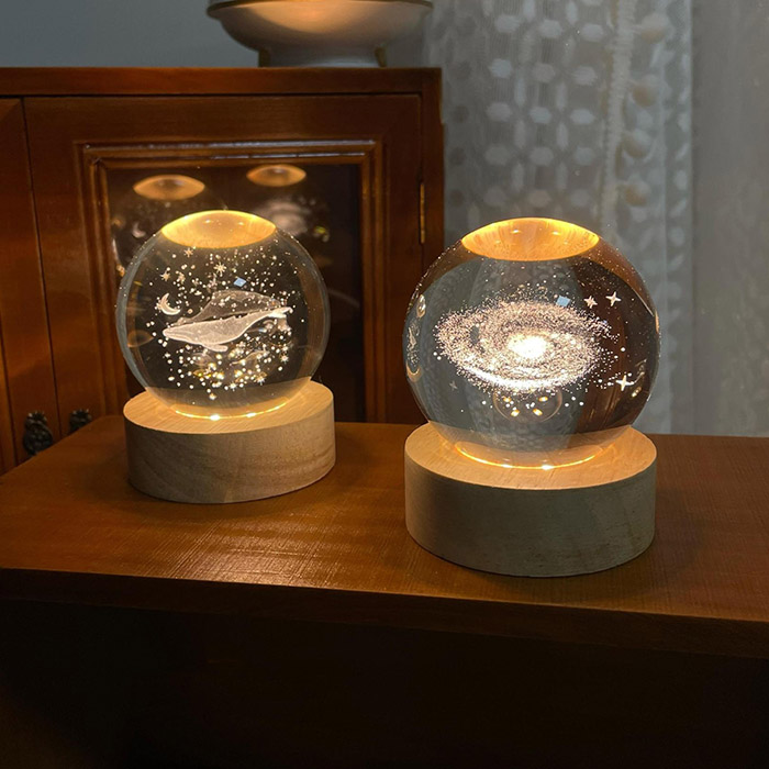 Đèn quả cầu pha lê 3D đế gỗ 8cm 