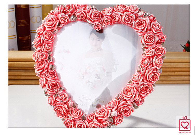 Khung ảnh trái tim viền hoa hồng: Nếu bạn đang tìm kiếm một khung ảnh đầy lãng mạn, hãy xem ngay hình ảnh về khung ảnh trái tim viền hoa hồng. Với thiết kế tinh tế và độc đáo, khung ảnh này sẽ là lựa chọn hoàn hảo cho những người yêu thích sự đẹp đẽ.